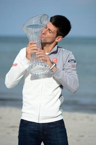 Novak Djokovic, 26 anni, dopo la doppietta sul cemento americano (Indian Wells e Miami) si concede un po&#39; di relax in spiaggia...